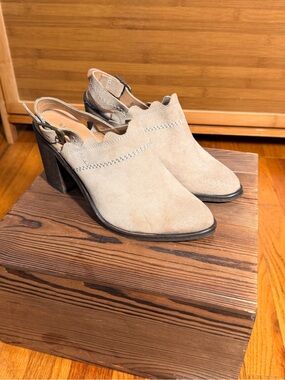 Klub Nico Scalloped Suede Slingback Block Heel Booties in Light Taupe 6